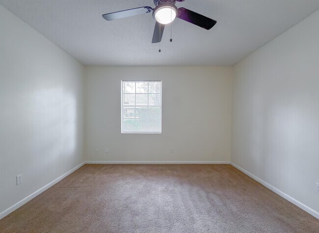 Building Photo - 307 Sweetbriar Dr