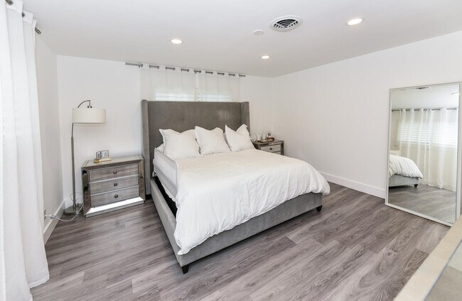 Building Photo - 700 SW 4th St