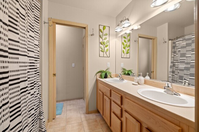 Building Photo - Eastside Olympia 3BD