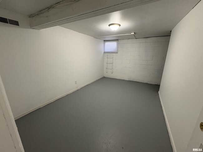 Building Photo - 1404 N Broadway St
