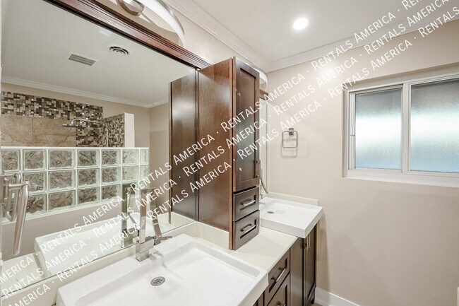 Building Photo - 1424 N Gene Ave