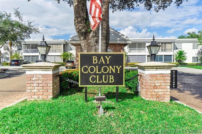 Building Photo - 6475 Bay Club Dr
