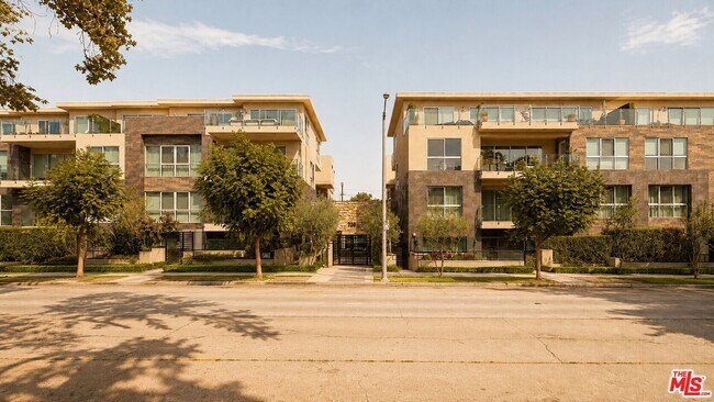 Building Photo - 728 N Sweetzer Ave