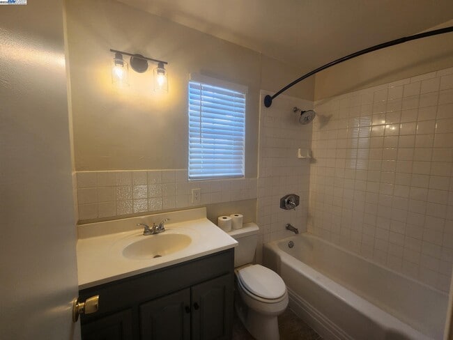 Building Photo - 323 Adelle St