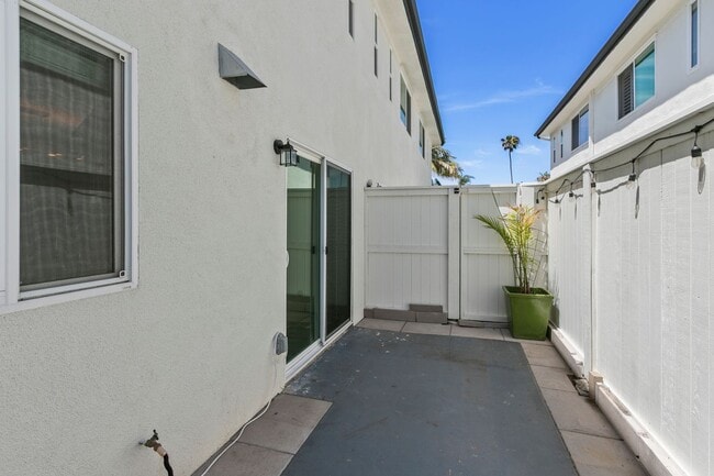 Building Photo - Steps from 17th Street - Beautifully Updated 2 Bed, 2.5 Bath Townhome in Newport Beach