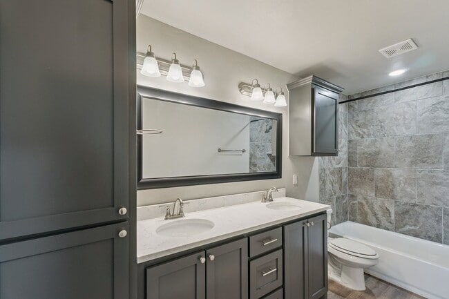 Building Photo - Beautiful 3 Bedroom, 2 Bath Home Close to Choctaw