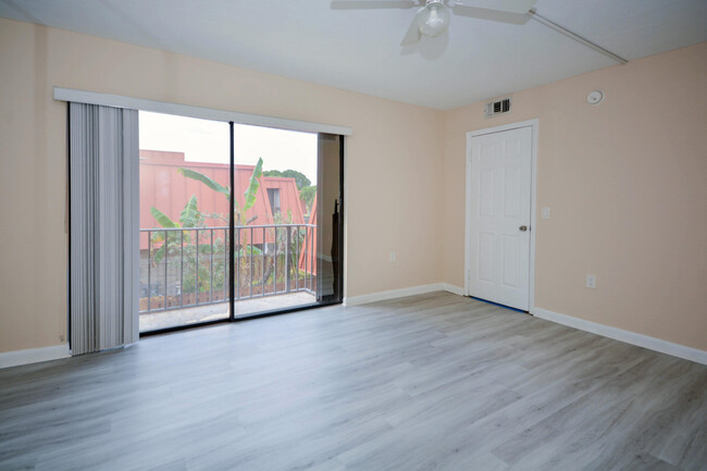 Building Photo - 3157 Gardens E Dr