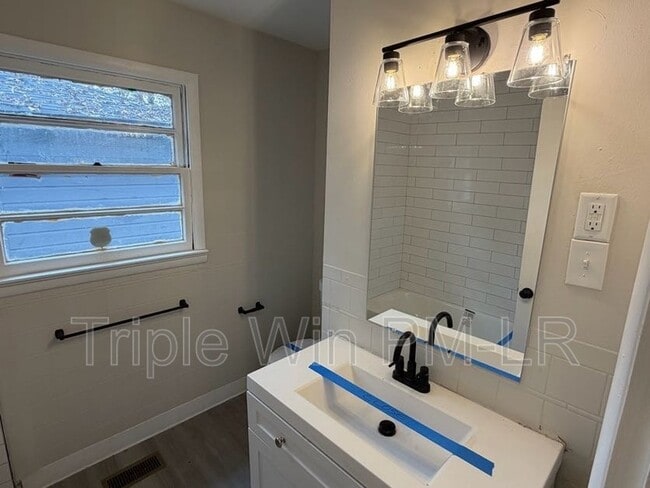 Building Photo - 2204 S Monroe St