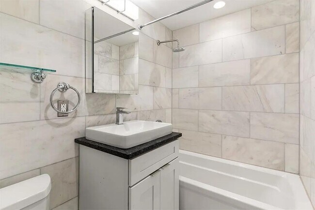 Building Photo - 126 Salem St