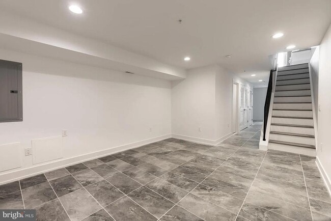 Building Photo - 2055 Tasker St