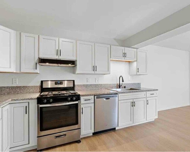 Building Photo - 220 Riverview Way