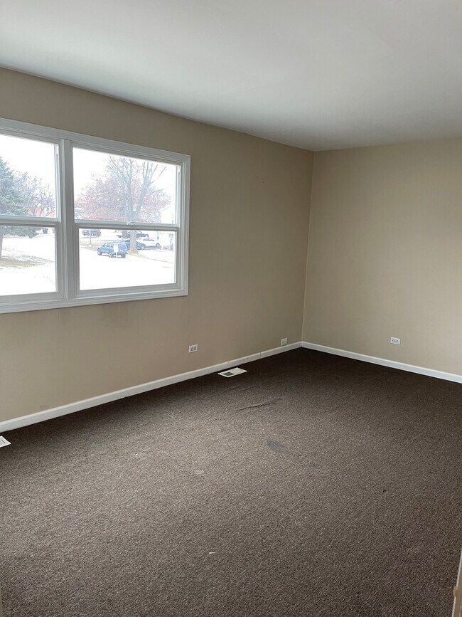 Building Photo - 1321 N Glen Cir
