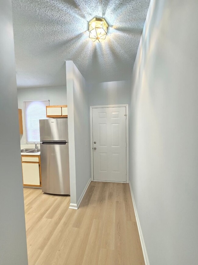 Building Photo - HAMPTON PLACE - First Floor condo near Pin...
