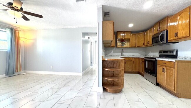 Building Photo - 1022 Lewis Dr