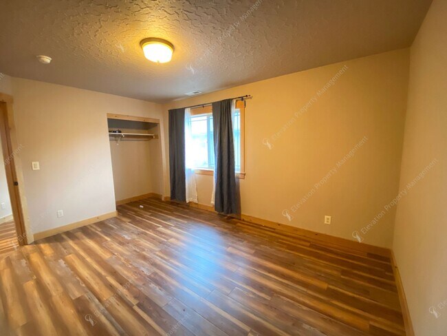 Building Photo - Dual-Level 3 BR - 2.5 BA Haven in Central Bend