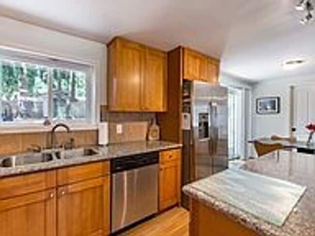 Building Photo - Tastefully Updated 3bd 1 bath home with la...