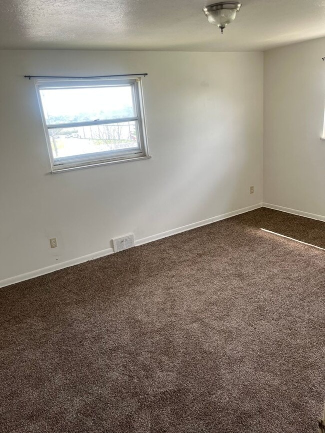 Building Photo - 3bd Maple Townhome Cash Pay/SECTION 8