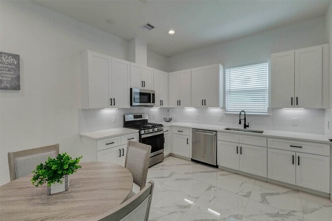 Building Photo - 5705 Elysian St