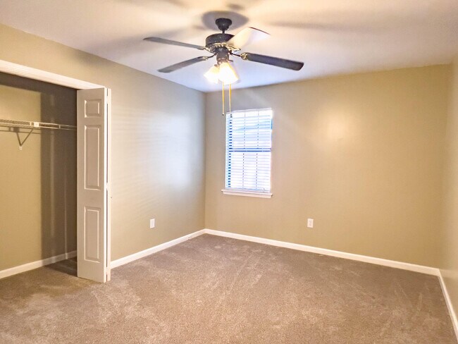 Building Photo - 4196 Hedgerow Ln