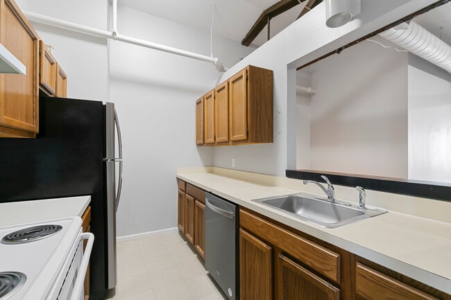 Building Photo - 196 Crown St