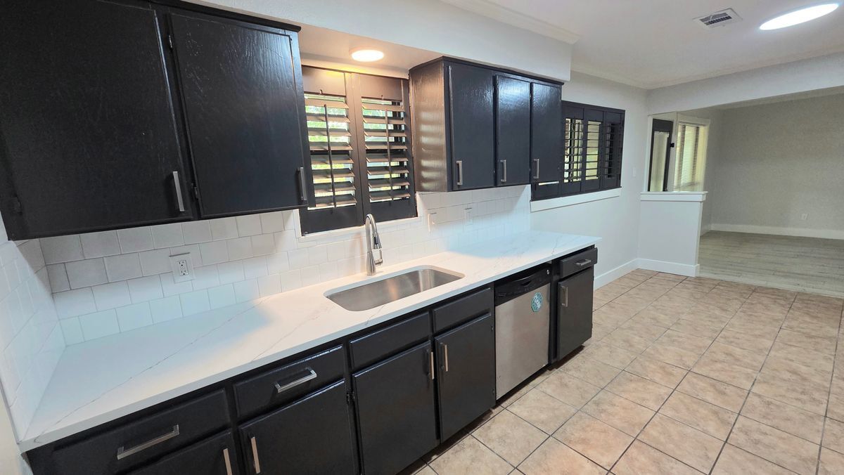 Building Photo - 411 Woodcrest Way
