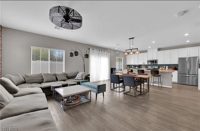 Building Photo - 2205 Ozzy Ave