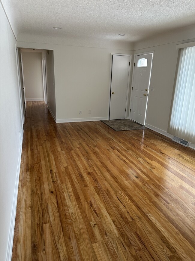 Building Photo - 3207 90th St