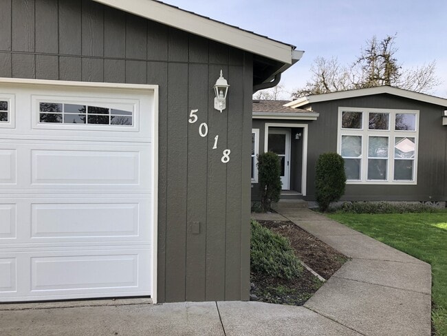 Building Photo - Beautiful and Convenient Turner Location!