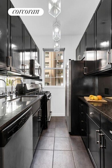 Building Photo - 203 E 72nd St