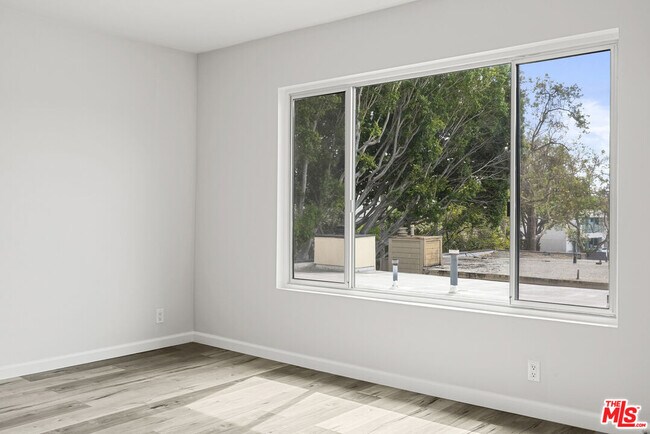 Building Photo - 645 Westmount Dr