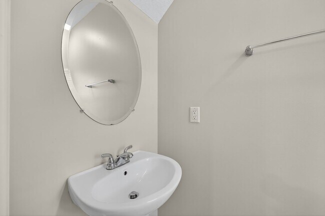 Building Photo - Townhome For Rent