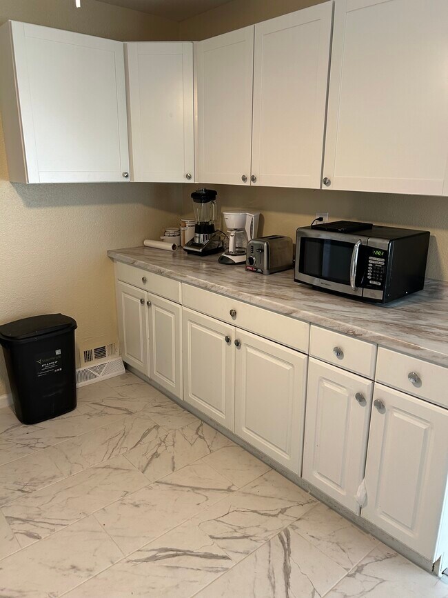 Building Photo - 937 Edgehill Dr