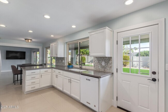 Building Photo - 2542 E Cochise Rd
