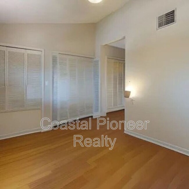 Building Photo - 12356 Capri Cir N