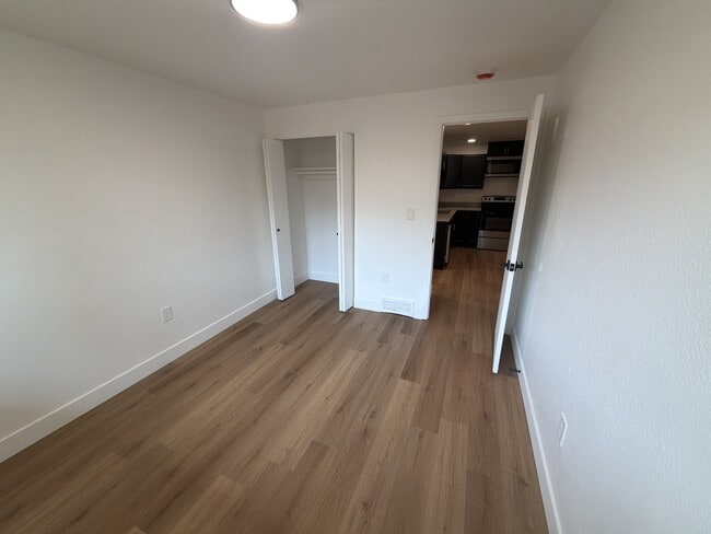 Building Photo - 250 N 11th Ct