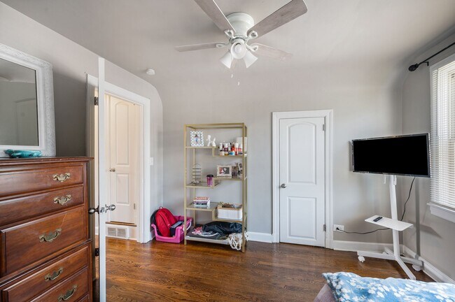 Building Photo - 3 Bedroom || 1.5 Bathroom Single Family Home