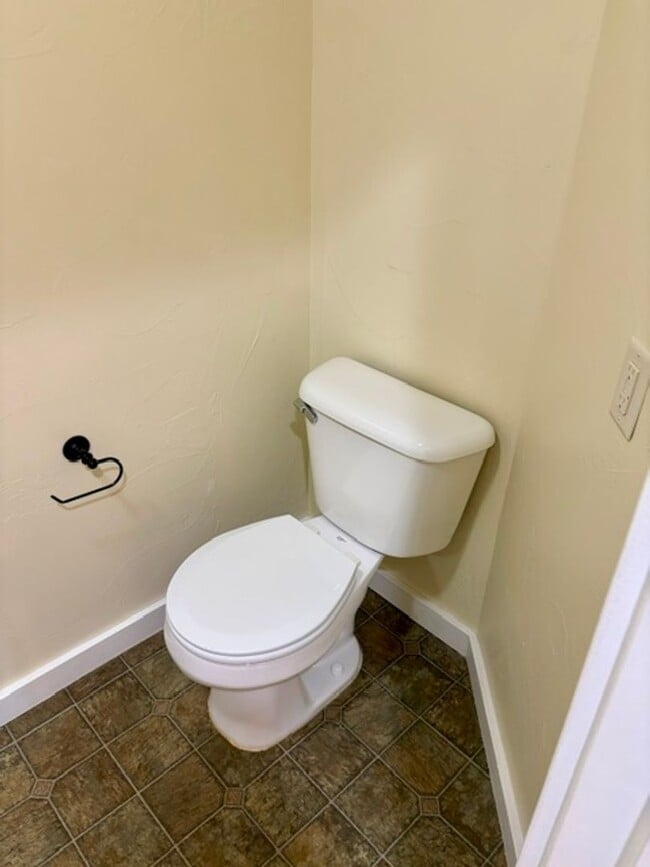 Building Photo - 3 Bedroom, 2.5 Bathroom Townhouse with Fireplace