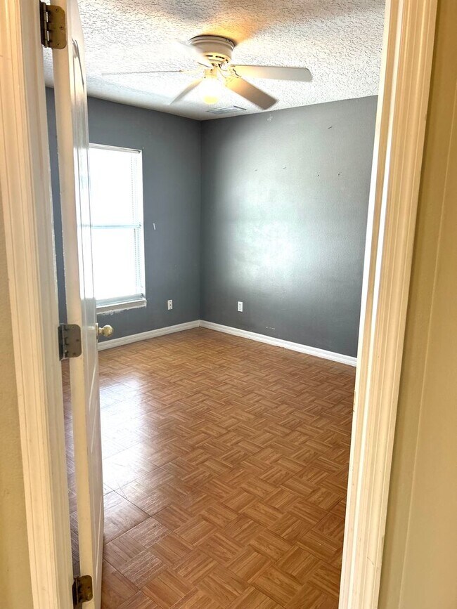 Building Photo - 4 BEDROOM - GATED TWIN LAKES SUBDIVISION -...