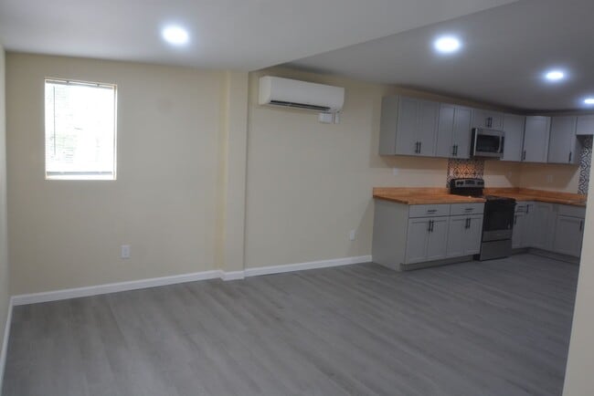 Building Photo - Updated and Charming 3 Bedroom 1.5 Bathroo...