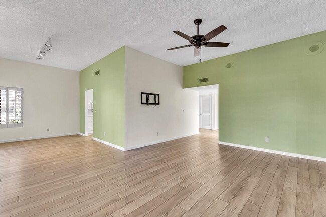 Building Photo - 48594 Oakwood Way