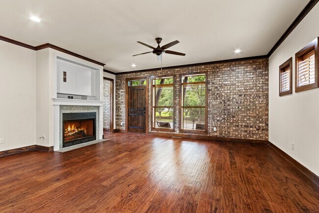 Building Photo - Prime Fayetteville Location with Easy Access to Amenities!