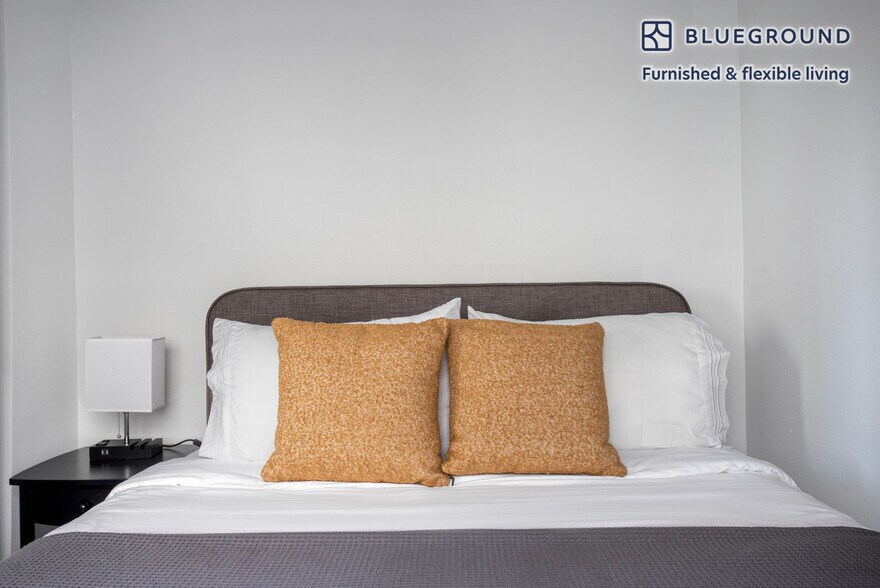 Building Photo - 616 N Sweetzer Ave