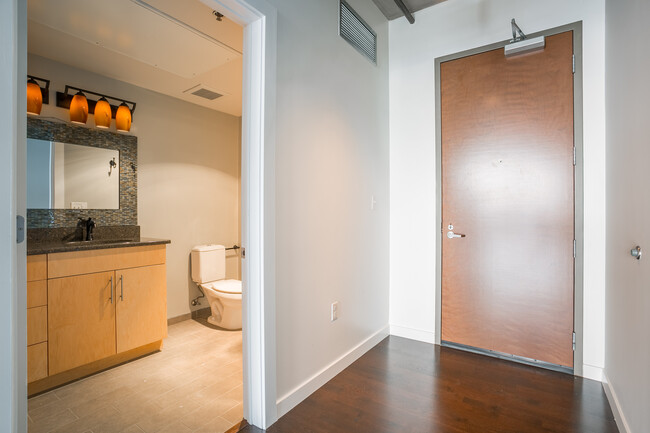 Building Photo - STRIKING Air Conditioned Loft Over Elliot Bay