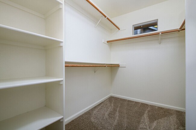 Building Photo - Spacious 3 Bedroom 2 Bathroom Home in Conv...