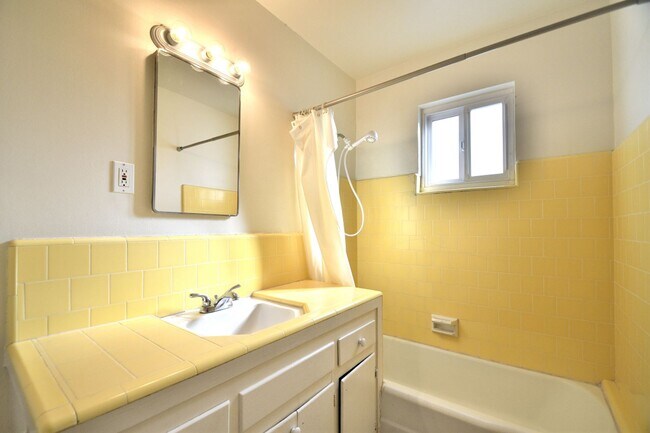 Building Photo - t864