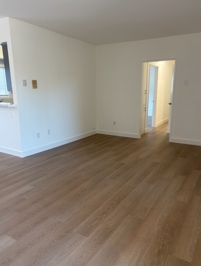 Interior Photo - 7061 Whitsett Avenue