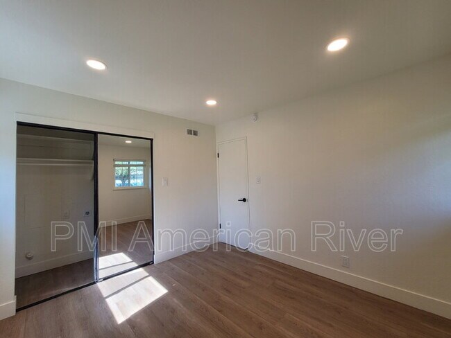 Building Photo - 2462 Town Cir