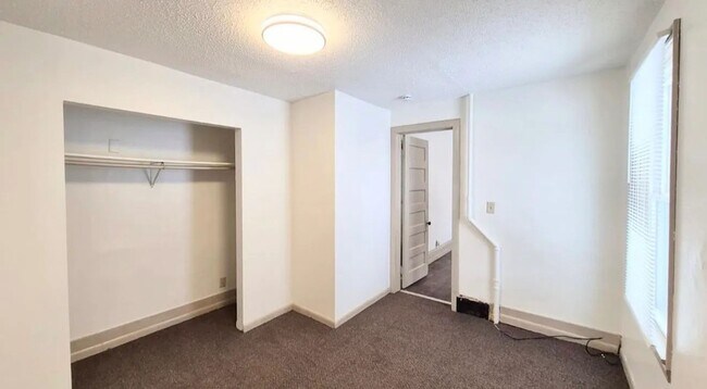 Building Photo - Beautiful 4-Bedroom Unit in St. Paul - Available Now!