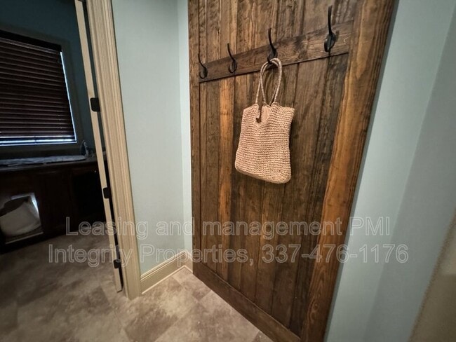 Building Photo - 330 Dunvegan Ct