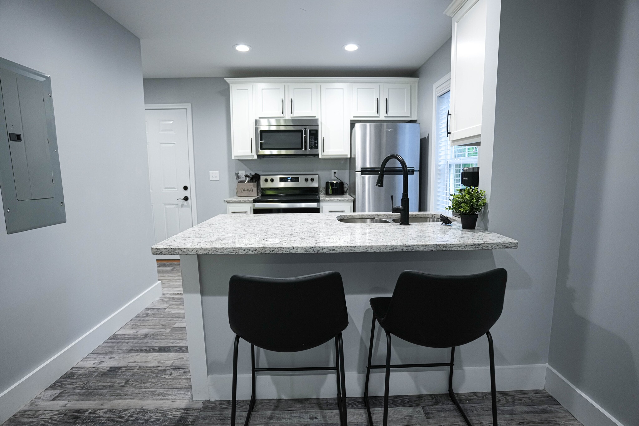 Building Photo - 1027 W 5th St